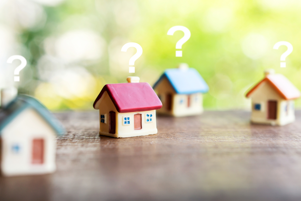 miniature houses, question marks, real estate pricing